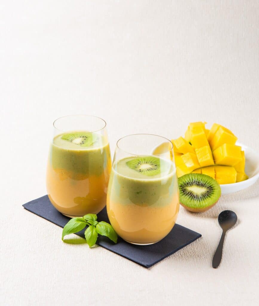 Two glasses of Ringana d-eat with mango and kiwi.