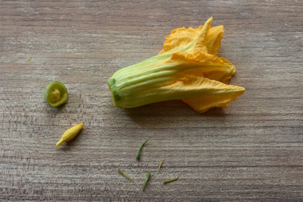 How to trim courgette (zucchini) or squash flowers.