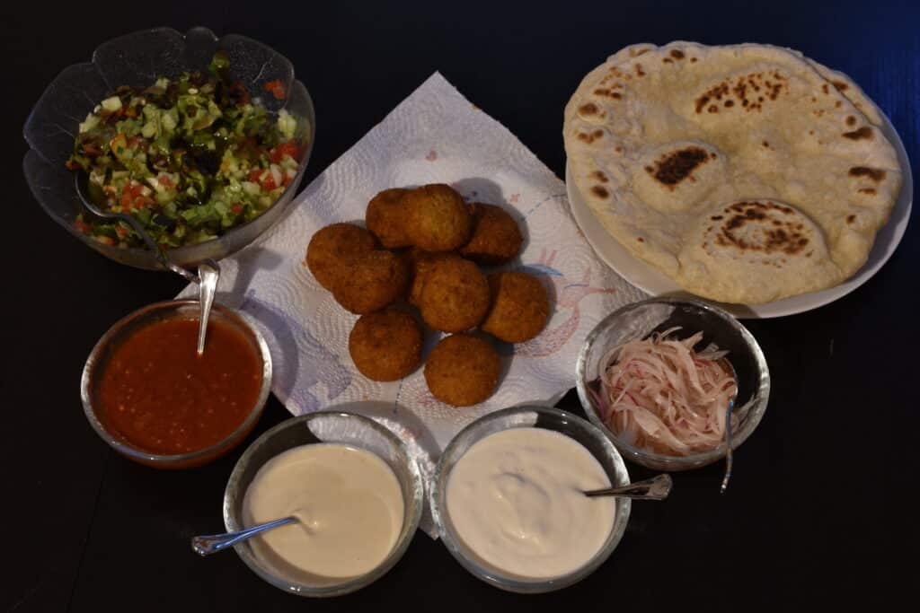 Falafel con pita bread, salad and sauces