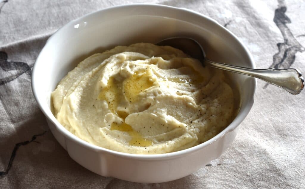 Creamy vegan celeriac mash in a serving bowl (featured image).