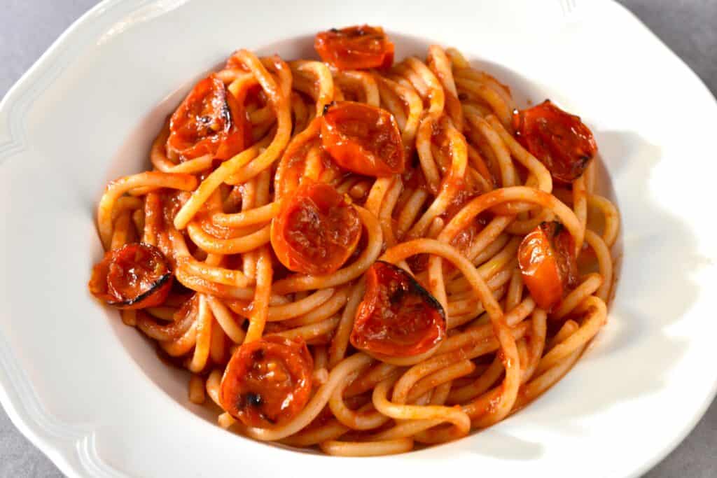 Spaghetti with fresh tomato pasta sauce and roasted cherry tomatoes