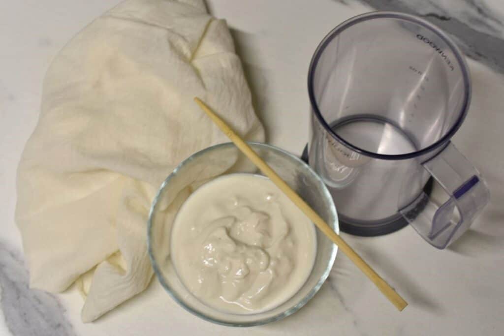 Equipment for hanging yoghurt.