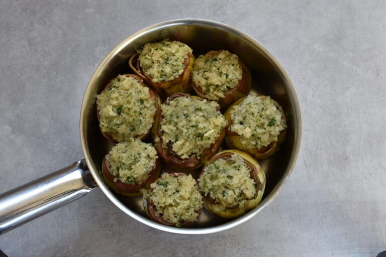 Cover the entire surface of the artichoke and put them in a pan.