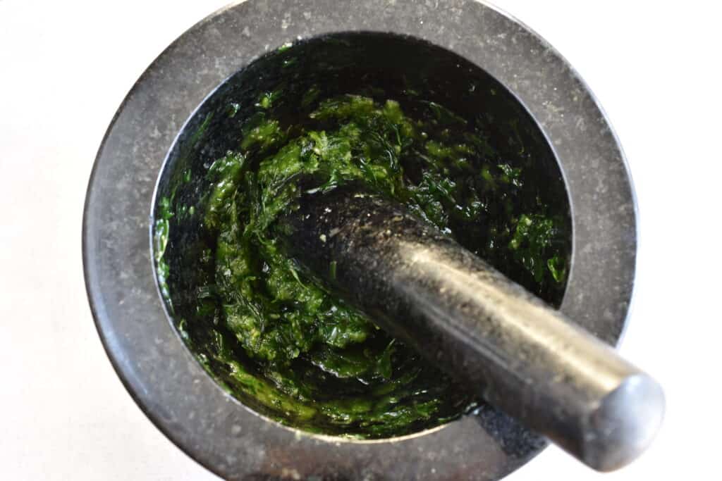 Grind the leaves to a pulp.