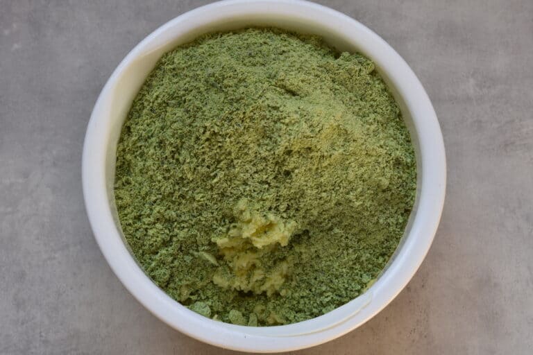 Ingredients for wild garlic gnocchi (potatoes, flour and wild garlic leaves).