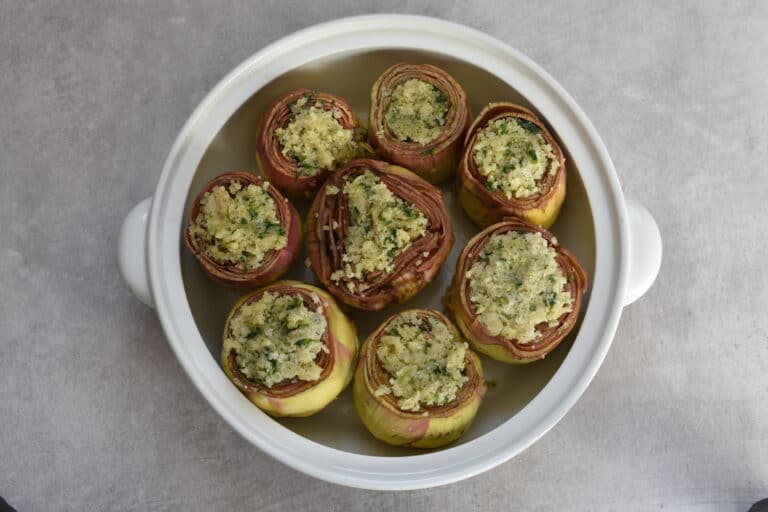 Stuff the artichokes with the filling.