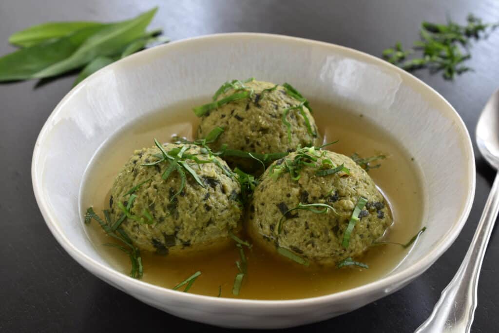 Vegan wild garlic dumplings in vegetable broth.