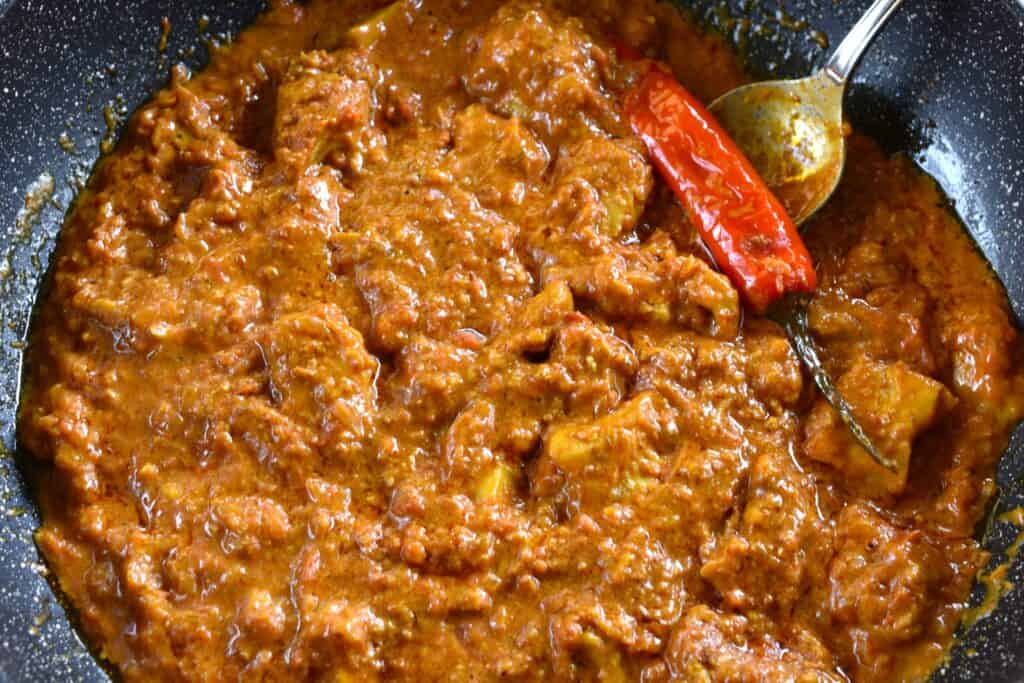 A close-up image of vegan chicken tikka masala in a pan.