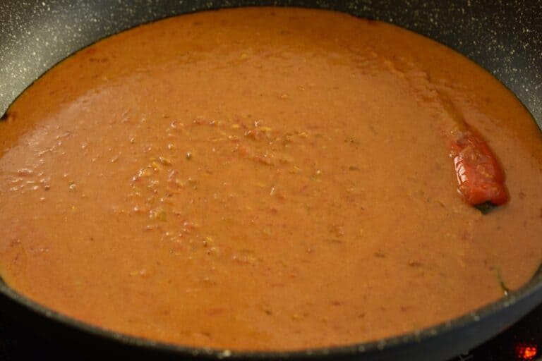 Mix the coconut milk nto the tikka masala sauce.