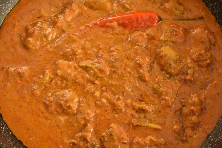 Vegan chicken tikka masala in a pan.