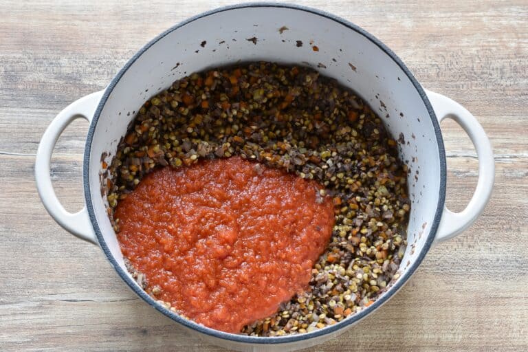 Lentil ragu mixture with tomato pulp.