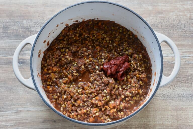 Lentil ragu mixture with tomato pulp and triple concentrate.