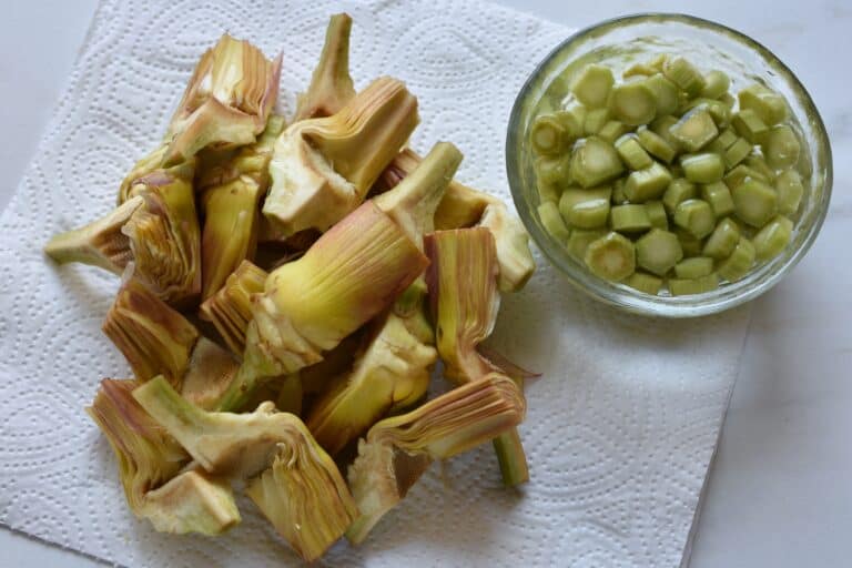 Artichoke quarters on absorbent kitchen paper.