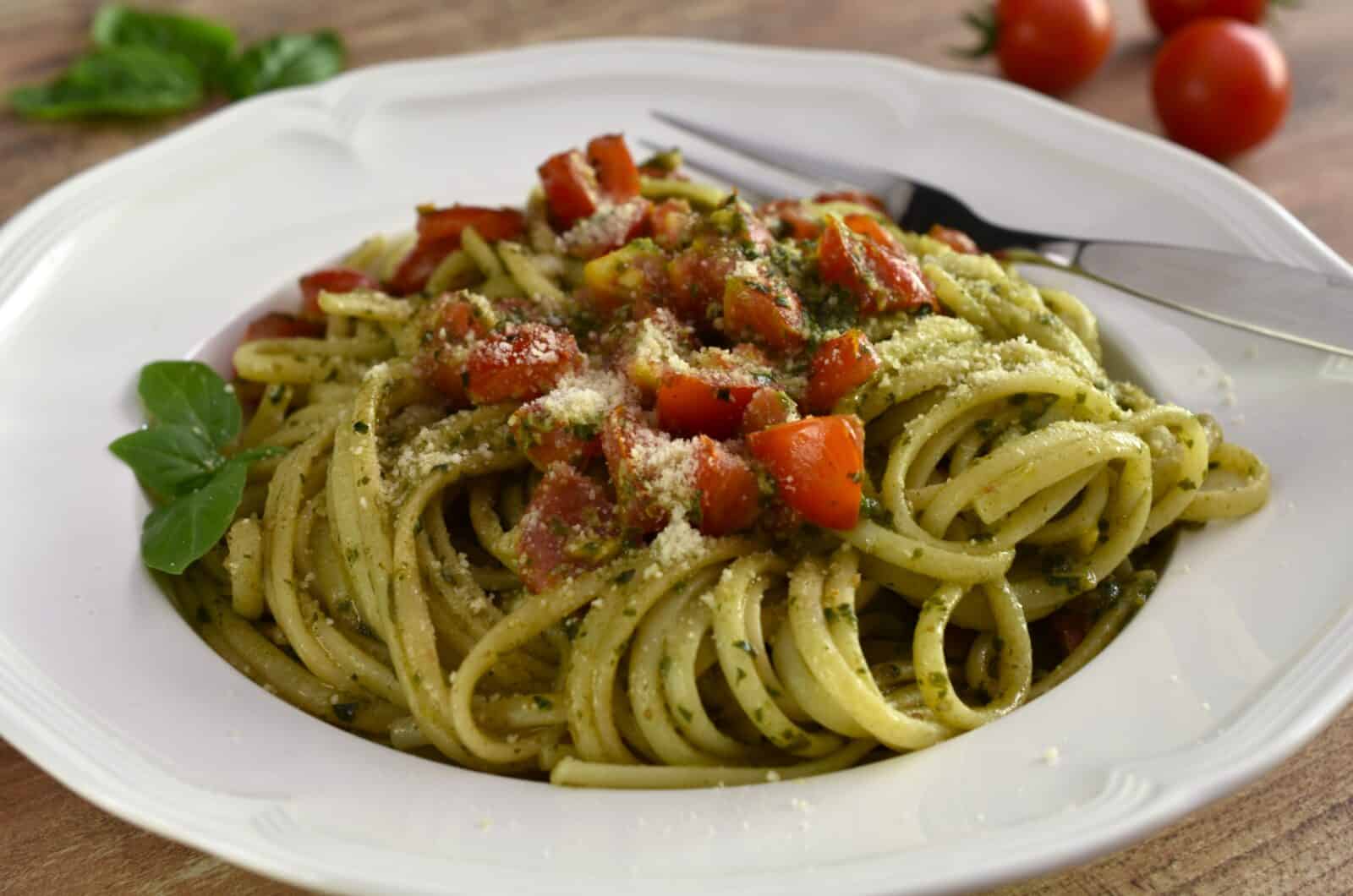 pesto and cherry tomato pasta